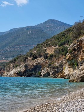 İyon Denizi 'nde güzel bir yaz plajı. Gökyüzünde güneş var.