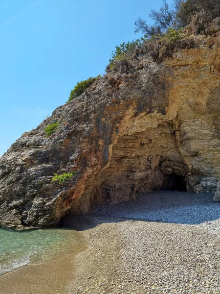 ギリシャの岩の中の穴ビーチの近く — ストック写真