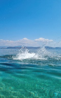 Su altında dalgalı deniz taşları.