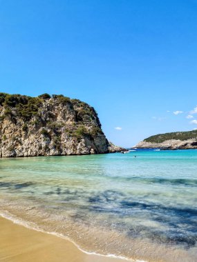 İyon Denizi 'nde güzel bir yaz plajı. Gökyüzünde güneş var.