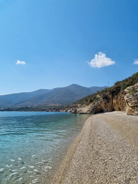 イオニア海の美しい夏の白いビーチ空に太陽とギリシャ — ストック写真