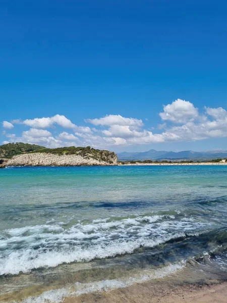イオニア海の美しい夏の白いビーチ空に太陽とギリシャ — ストック写真