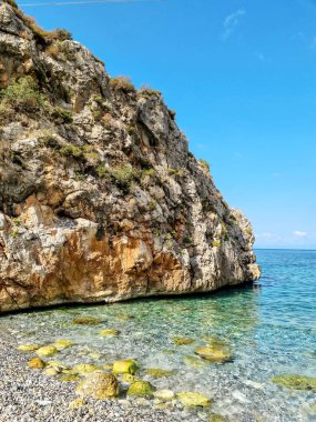 İyon Denizi 'nde güzel bir yaz plajı. Gökyüzünde güneş var.