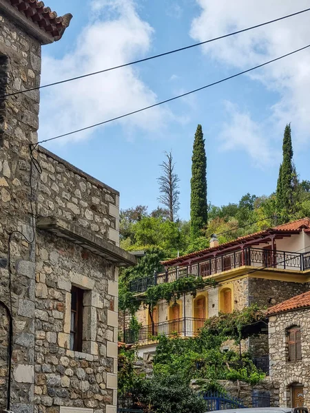 Griechisches Dorf Licht Des Sonnenuntergangs Unter Dunklen Wolken Auf Dem — Stockfoto