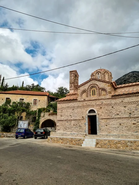 Ελληνικό Χωριό Φωτισμένο Από Φως Του Ηλιοβασιλέματος Κάτω Από Σκοτεινά — Φωτογραφία Αρχείου