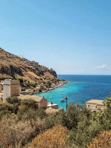 Θέα Του Χωριού Λιμένη Ψαροκάικα Στα Γαλαζοπράσινα Νερά Και Πέτρινα — Φωτογραφία Αρχείου