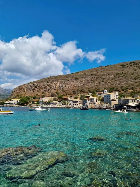Blick Auf Das Dorf Limeni Mit Fischerbooten Türkisfarbenen Wasser Und lizenzfreie Stockbilder