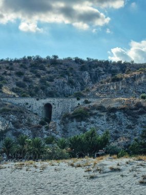 Alonissos Adası, Sporades, Yunanistan 'daki ünlü Agios Dimitrios plajı