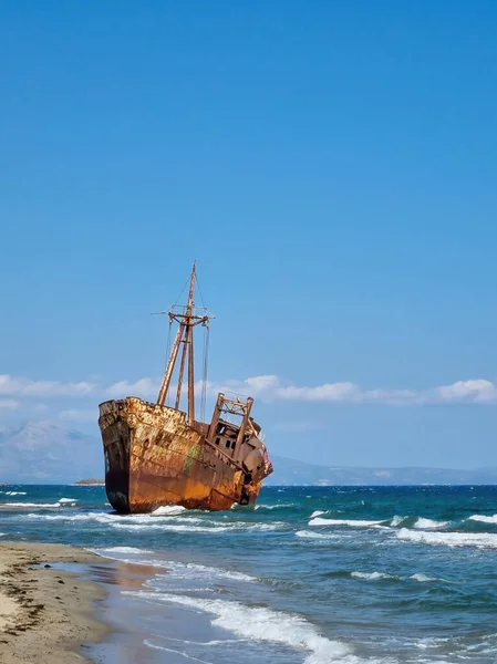 Griechische Küste Mit Dem Berühmten Rostigen Schiffswrack Dimitrios Strand Von lizenzfreie Stockfotos