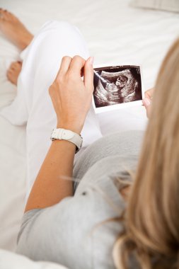 hamile kadın evde yatakta yatarken bebek, ultrason taraması seyir yakın çekim tarama