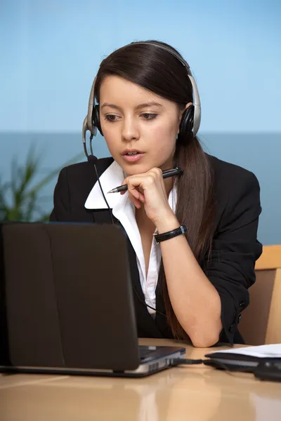 Affärskvinna anläggning samtal på telefon — Stockfoto