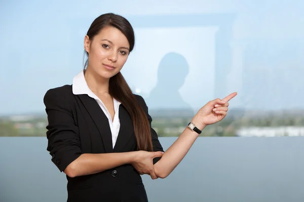 Attraktiv kvinna pekar på hennes vänstra — Stockfoto