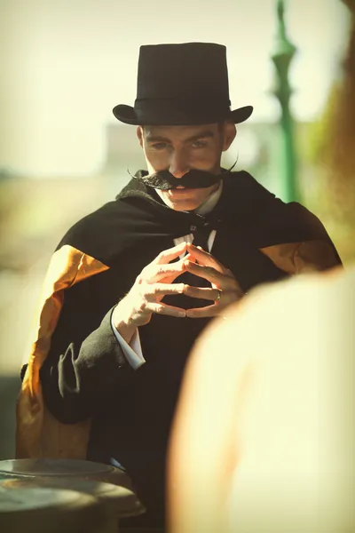 Vilain classique debout sur la gare — Photo