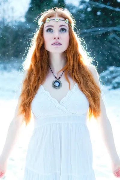 Snow Maiden. Imagen caprichosa de la hermosa mujer de cabeza roja de pie en la nieve buscando angelical — Foto de Stock