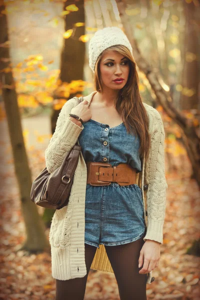 Krásná žena v lesích na podzim. mladá hezká žena v podzimním parku. atraktivní žena tráví čas v parku během podzimní sezóny — Stock fotografie