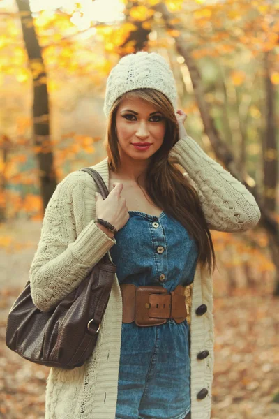 Herfst vrouw buiten in het bos — Stockfoto