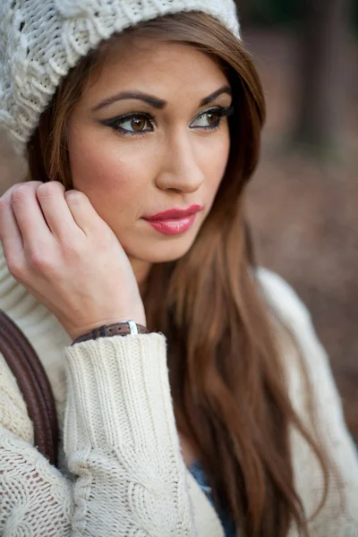 Mulher bonita na floresta no outono usando chapéu de lã — Fotografia de Stock