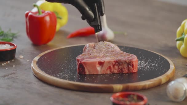 Cozinhando o olho de bife em uma panela de grelha — Vídeo de Stock