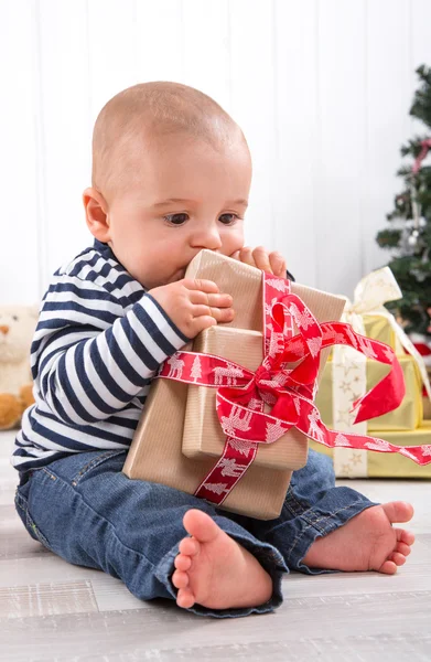 Baby packt Geschenk aus — Stockfoto