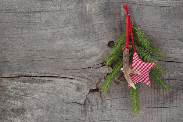 Decoración navideña con asta y estrella a cuadros —  Fotos de Stock