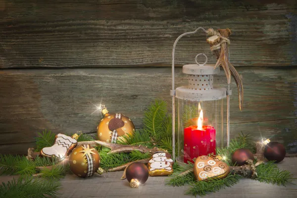 Rustikale Weihnachtslaterne mit Kerzenschein Stockbild