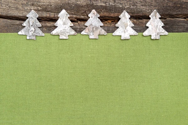 木制圣诞树与绿色织物 — 图库照片