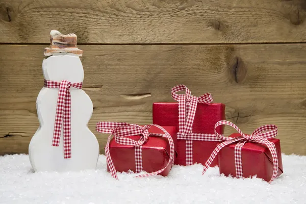 Julklappar och snögubbe — Stockfoto