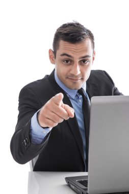 çekici adam işaret parmağı ile laptop kamera