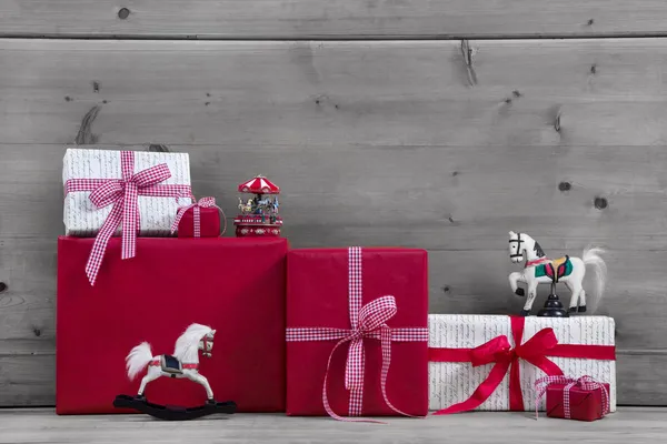 Rote Weihnachtsgeschenke und Geschenkboxen — Stockfoto