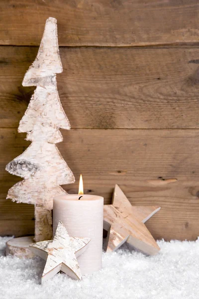 Arbre en bois, étoiles, bougie et neige décorées — Photo