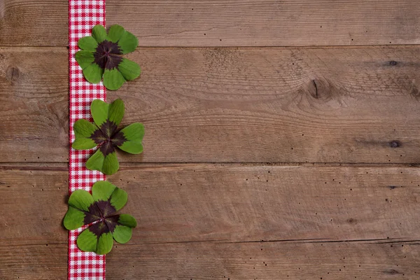 Fondo de madera con cinta y tréboles — Foto de Stock