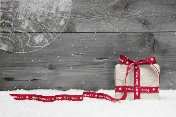 Cadeau de Noël avec ruban, neige — Photo