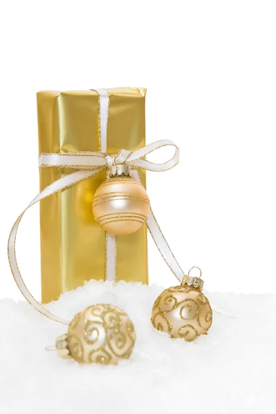 Karácsonyi ajándék papírba csomagolva arany — Stock Fotó