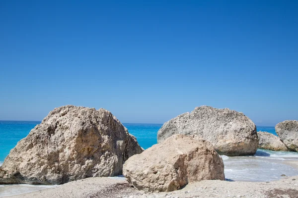 Felsen am Sandstrand — Stockfoto