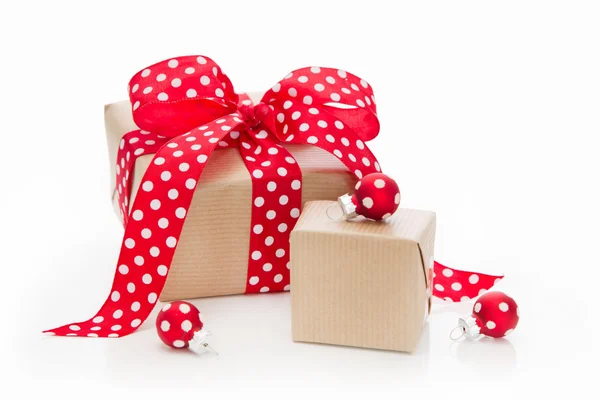 Presentes de Natal embrulhados em papel — Fotografia de Stock