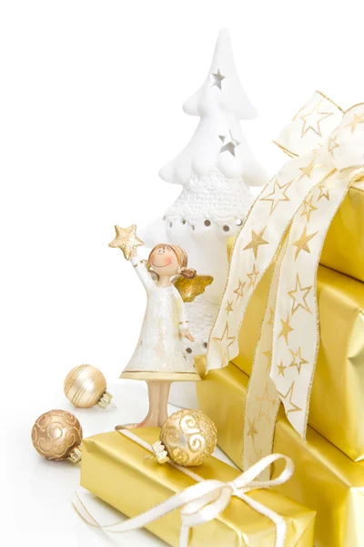 Kerstcadeaus verpakt in gold papier — Stockfoto