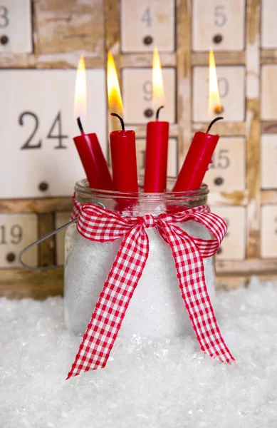 Štědrý den: čtyři červené hořící svíčky — Stock fotografie