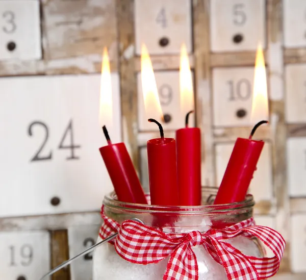 Veille de Noël : quatre bougies rouges — Photo