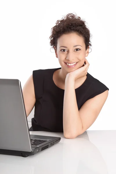 Geschäftsfrau sitzt mit Laptop — Stockfoto