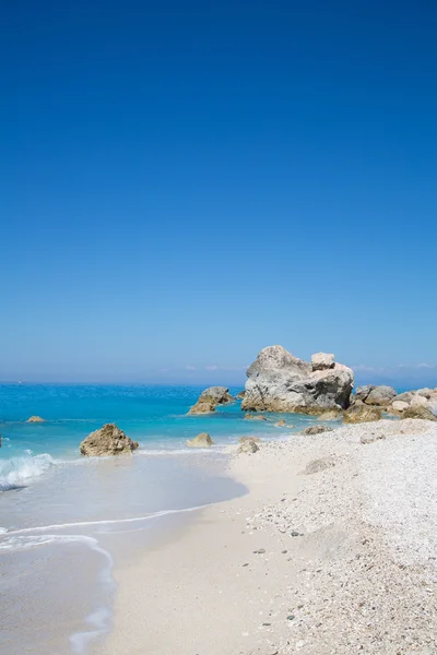 Piasek z plaży niebieski niebo w Grecji — Zdjęcie stockowe
