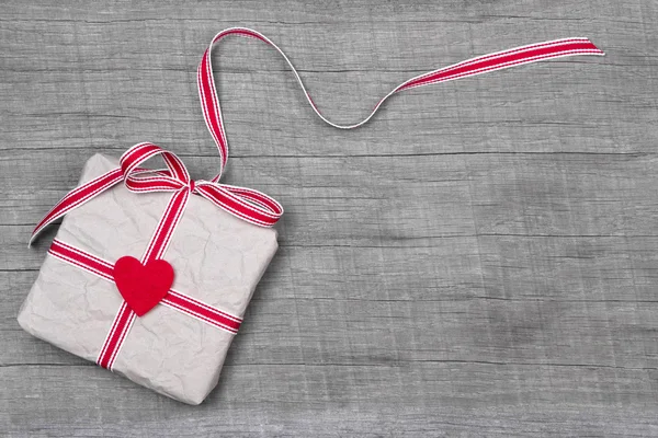 Geschenkdoos gewikkeld in papier met een gehoord — Stockfoto