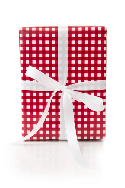 Gift box wrapped in checkered paper — Stock Photo, Image