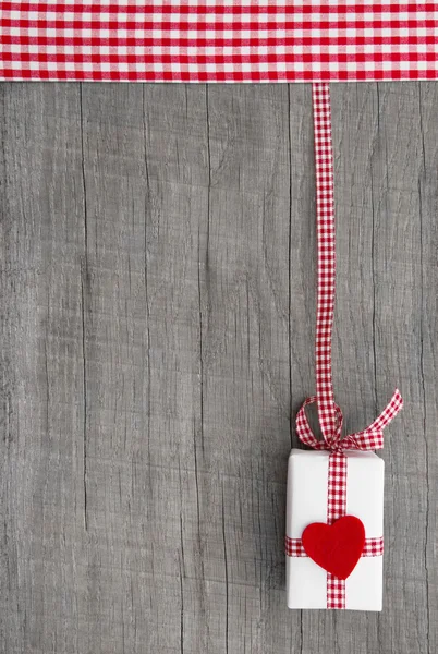 Kağıt kalp ile sarılmış hediye kutusu — Stok fotoğraf