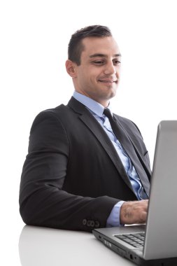 izole laptop ile tatmin arayan genç iş adamı