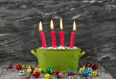 dört kırmızı Noel mumlar