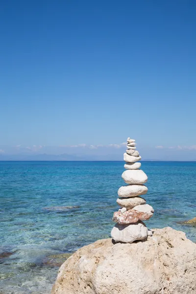 Oceán pozadí s meditativní kameny — Stock fotografie