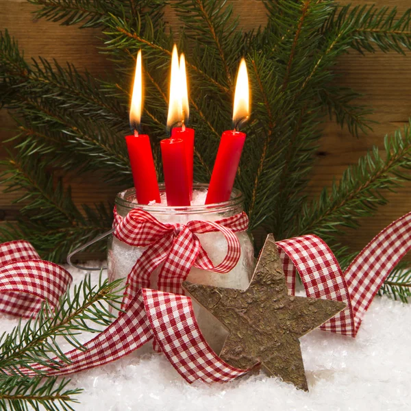Kerstkaart versierd met kaarsen branden — Stockfoto