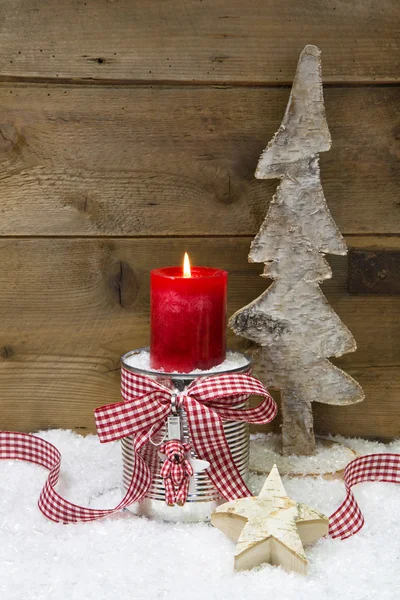 Albero di Natale in legno, stelle, candele e neve — Foto Stock