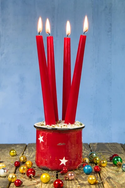 Τέσσερα κόκκινα κεριά Χριστουγέννων — Φωτογραφία Αρχείου