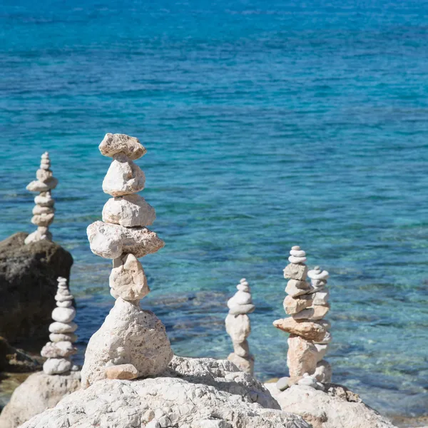 Камінці та камені, встановлені на березі моря Стокове Фото